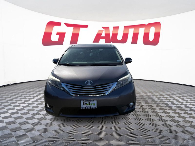 2017 Toyota Sienna Limited Premium photo 2