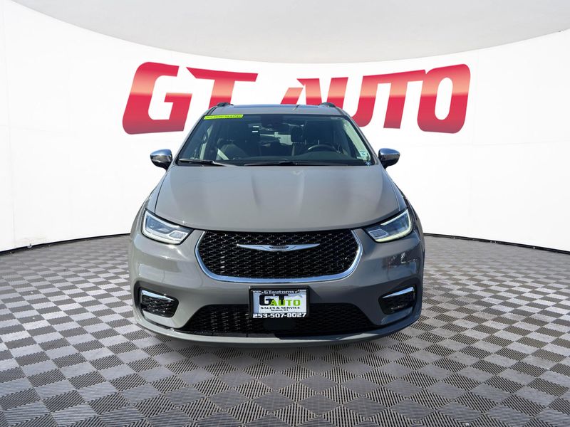 2023 Chrysler Pacifica Limited photo 2