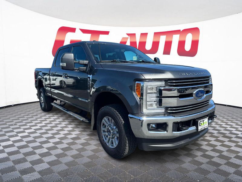 2017 Ford F-350 Super Duty Lariat Crew Cab Upper Image 1