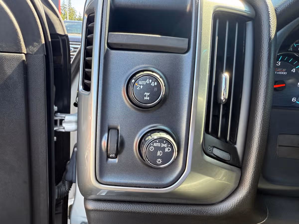 2018 Chevrolet Silverado 1500 LT Z71 Crew Cab Image 25