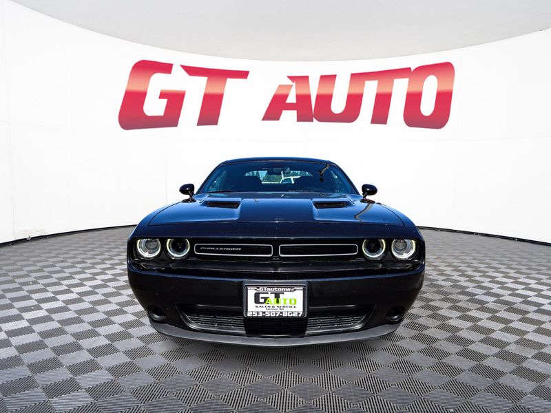 2017 Dodge Challenger SXT photo 2