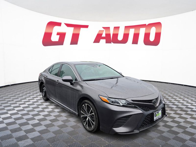 2019 Toyota Camry SE Upper Image 1