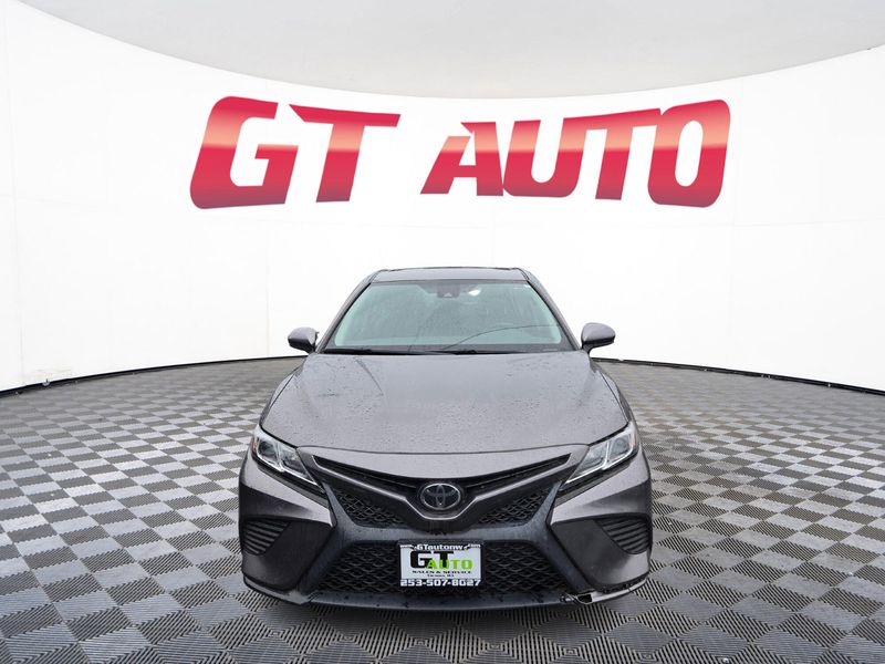 2019 Toyota Camry SE photo 2