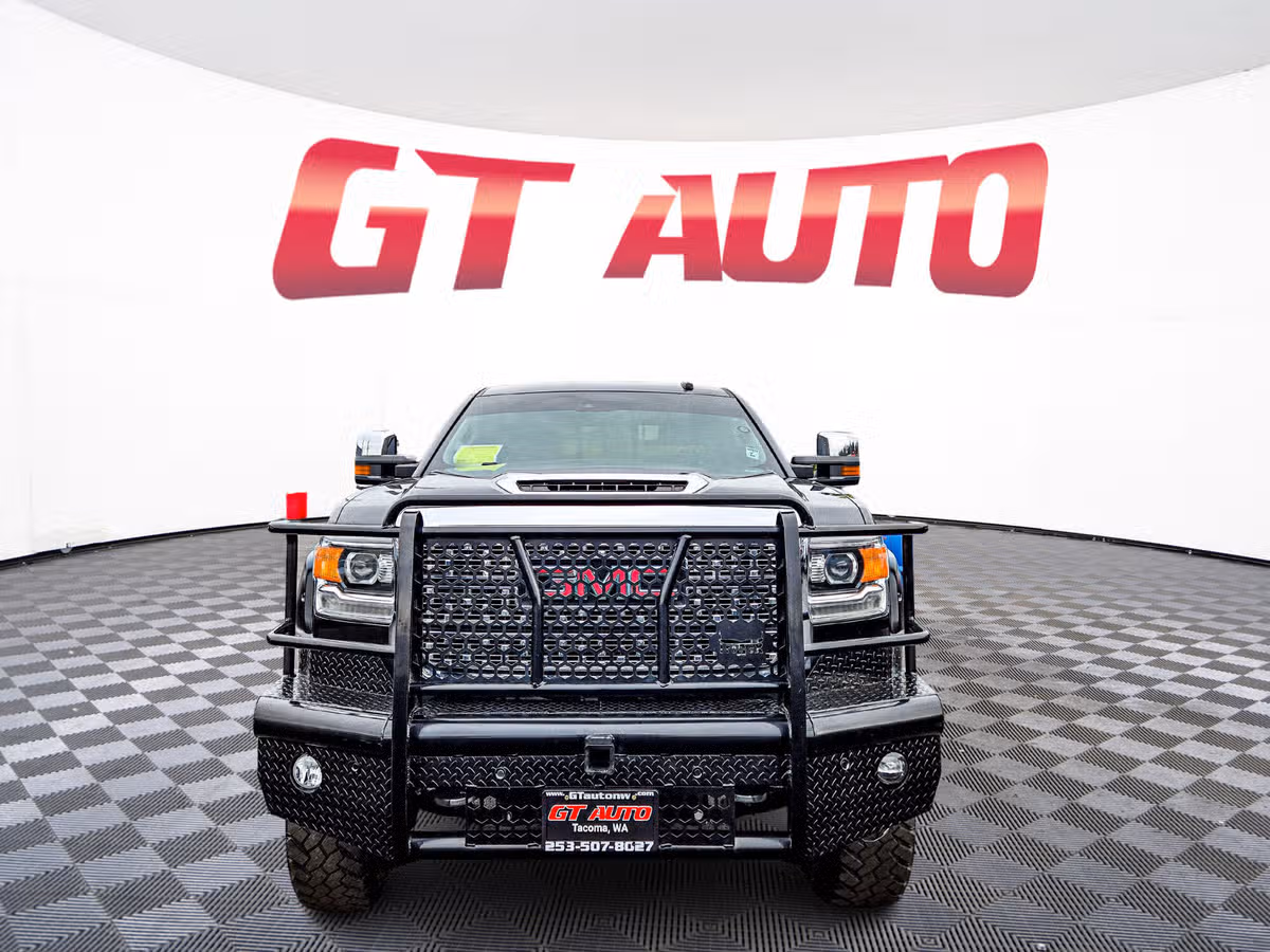 2018 GMC Sierra 2500HD Denali Image 2