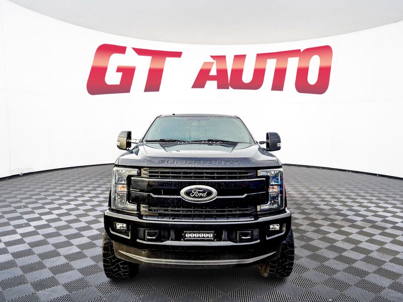 2019 Ford F-250 Super Duty Lariat Crew Cab Upper Image 2