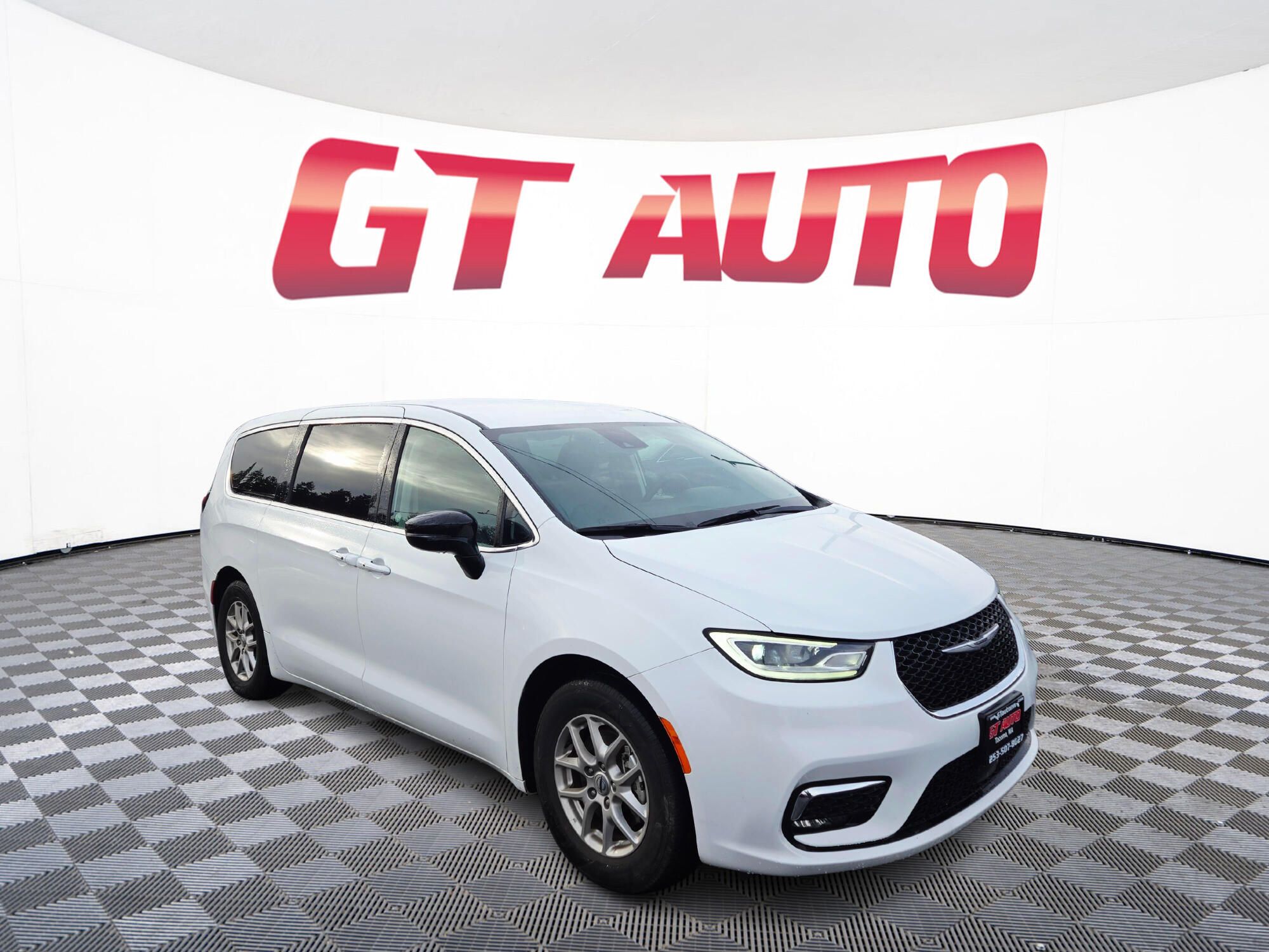 2024 Chrysler Pacifica Touring L's photo