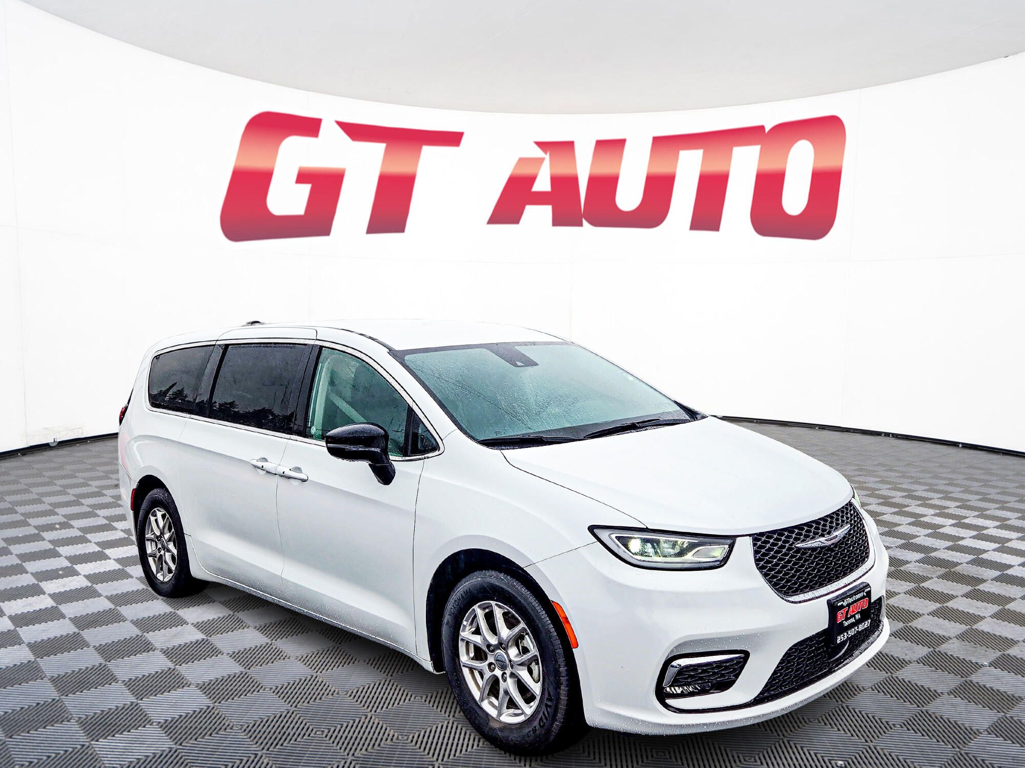 2024 Chrysler Pacifica Touring L's photo