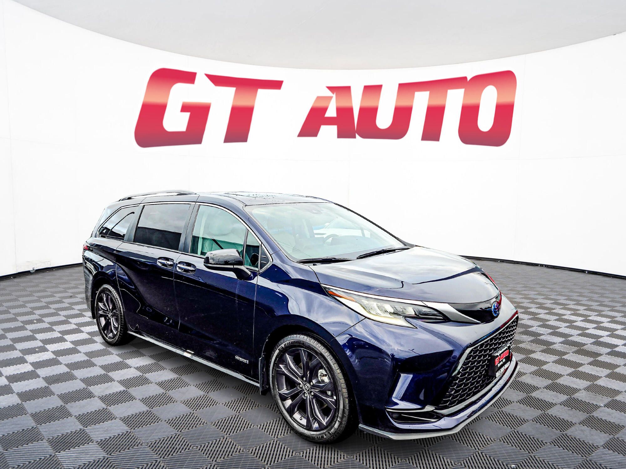 2021 Toyota Sienna XSE's photo
