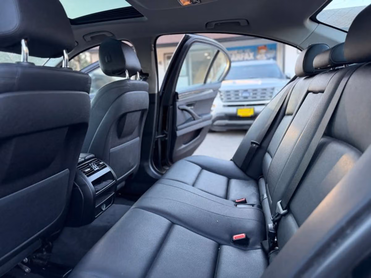 2016 BMW 5 Series 528i Image 25