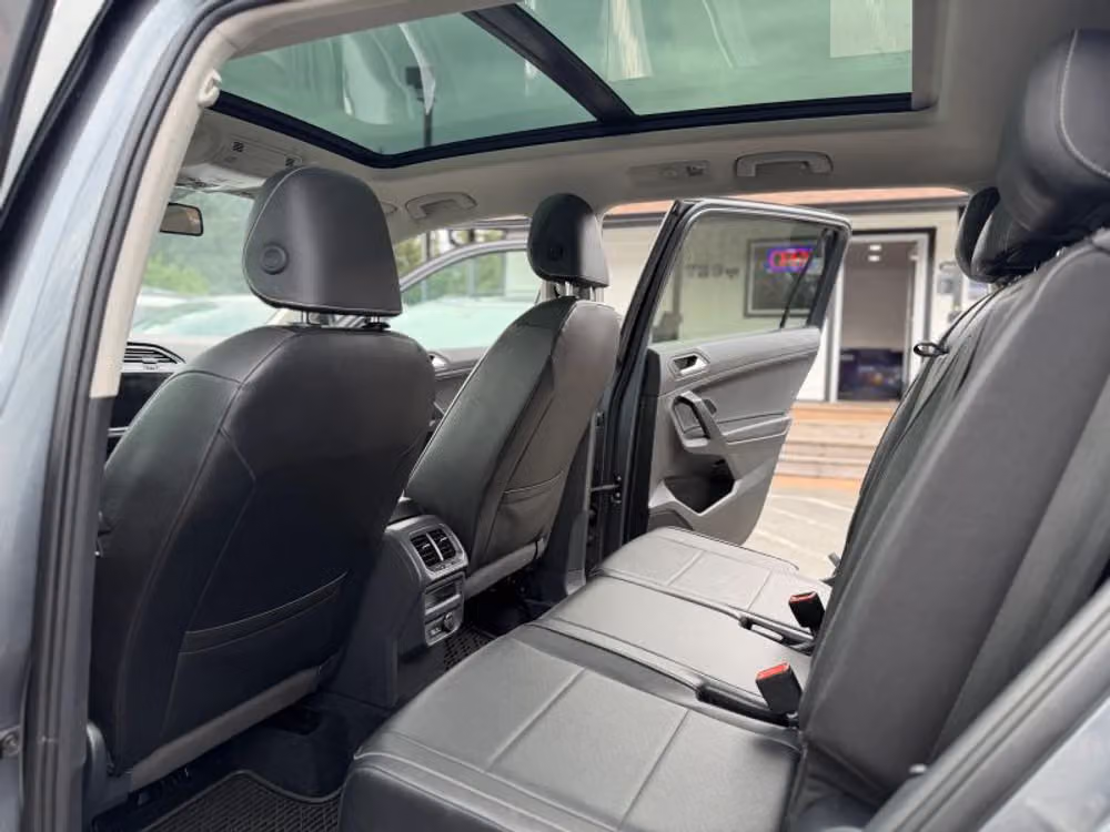 2021 Volkswagen Tiguan SE Image 28