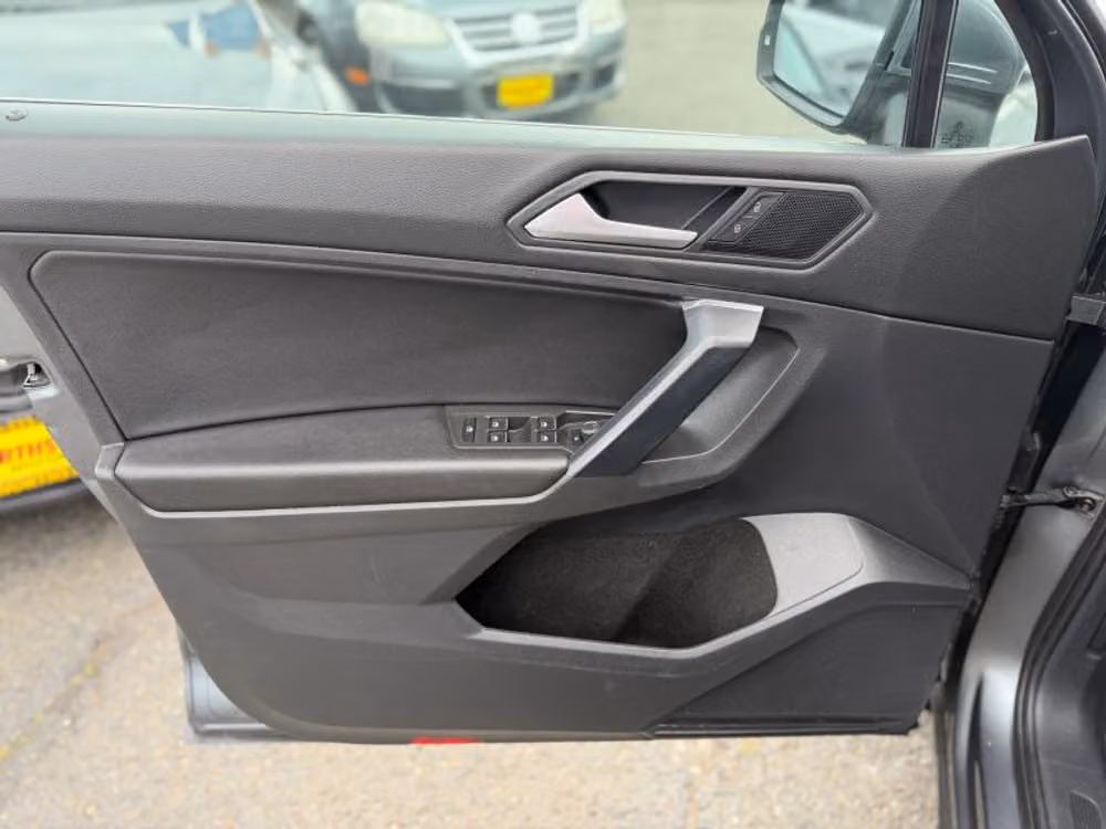 2021 Volkswagen Tiguan SE Image 30