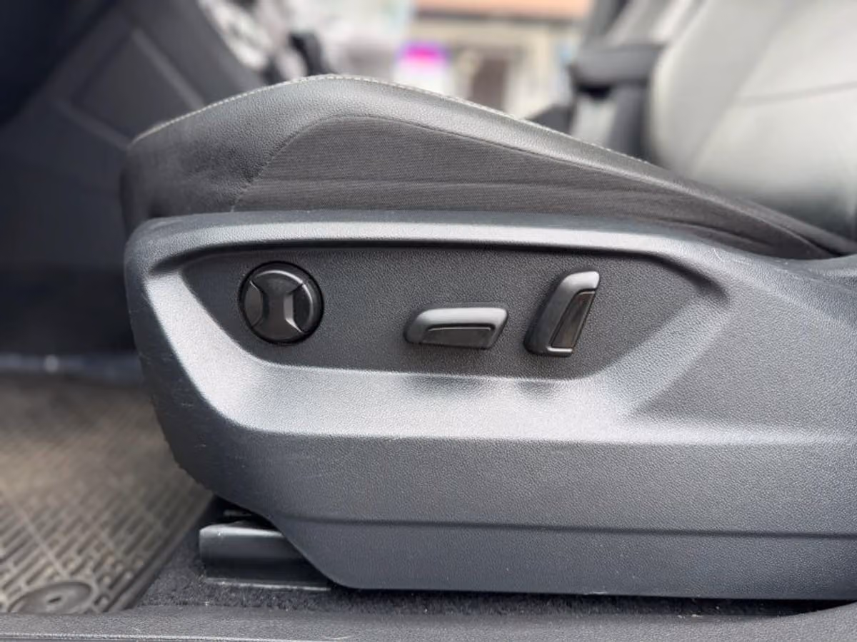 2021 Volkswagen Tiguan SE Image 32