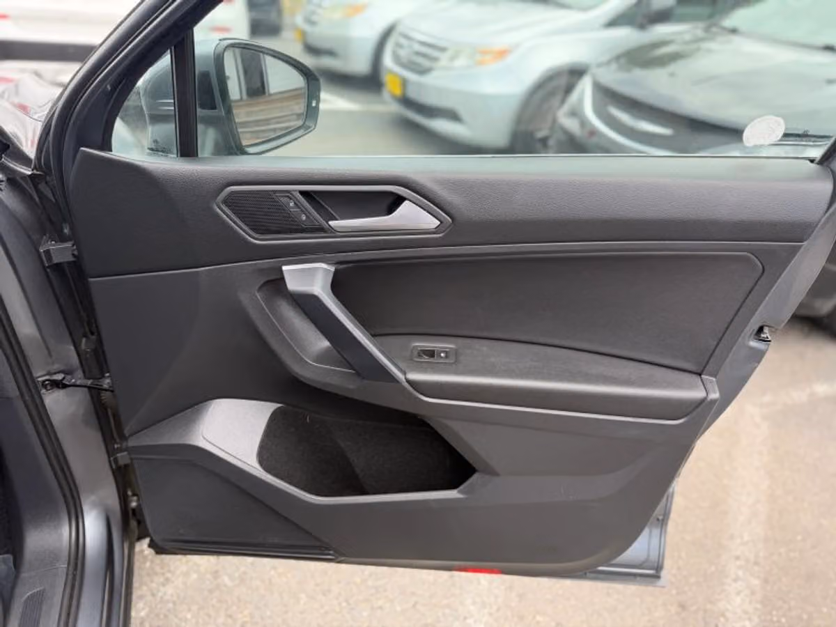 2021 Volkswagen Tiguan SE Image 15