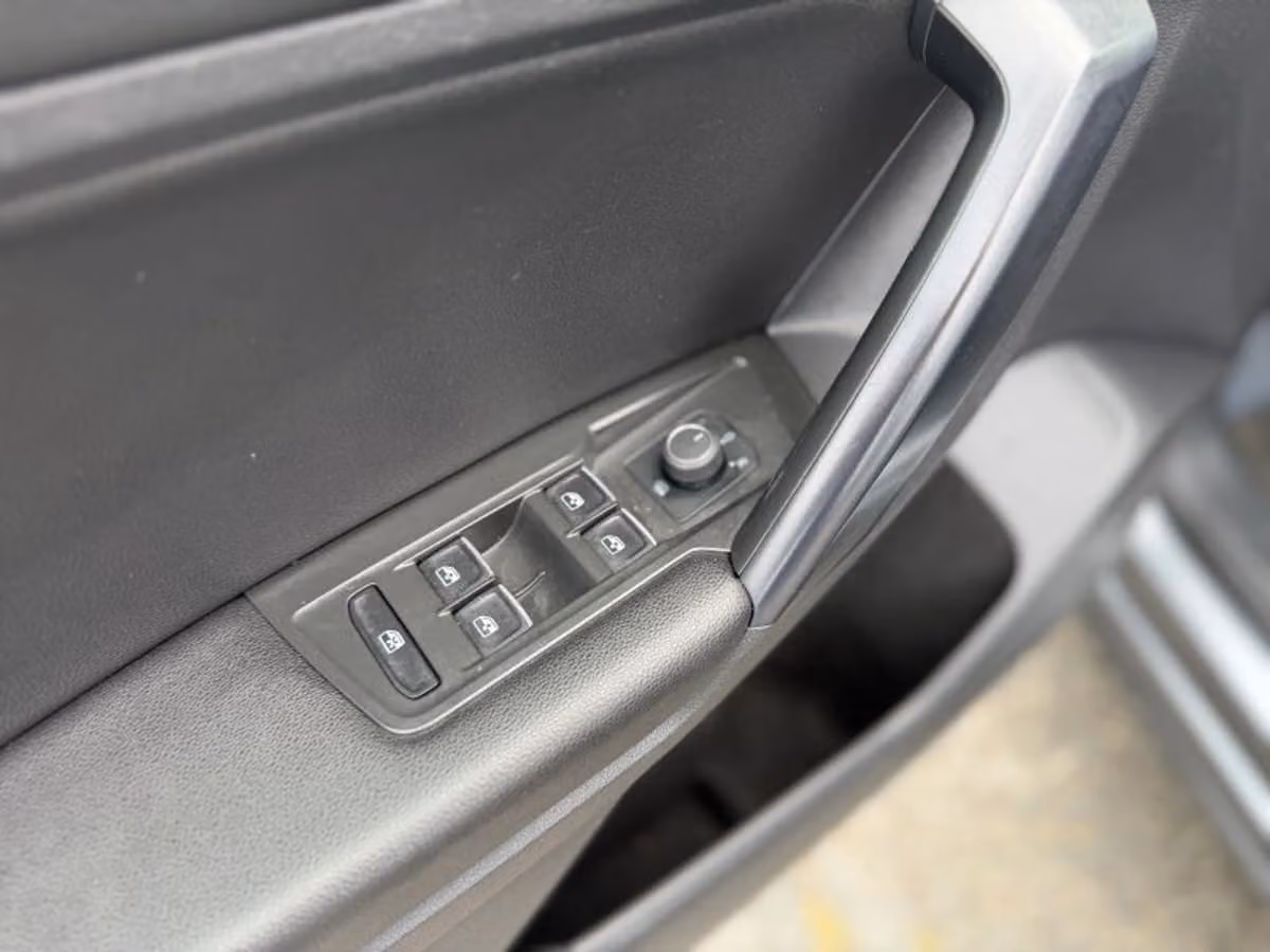 2021 Volkswagen Tiguan SE Image 31