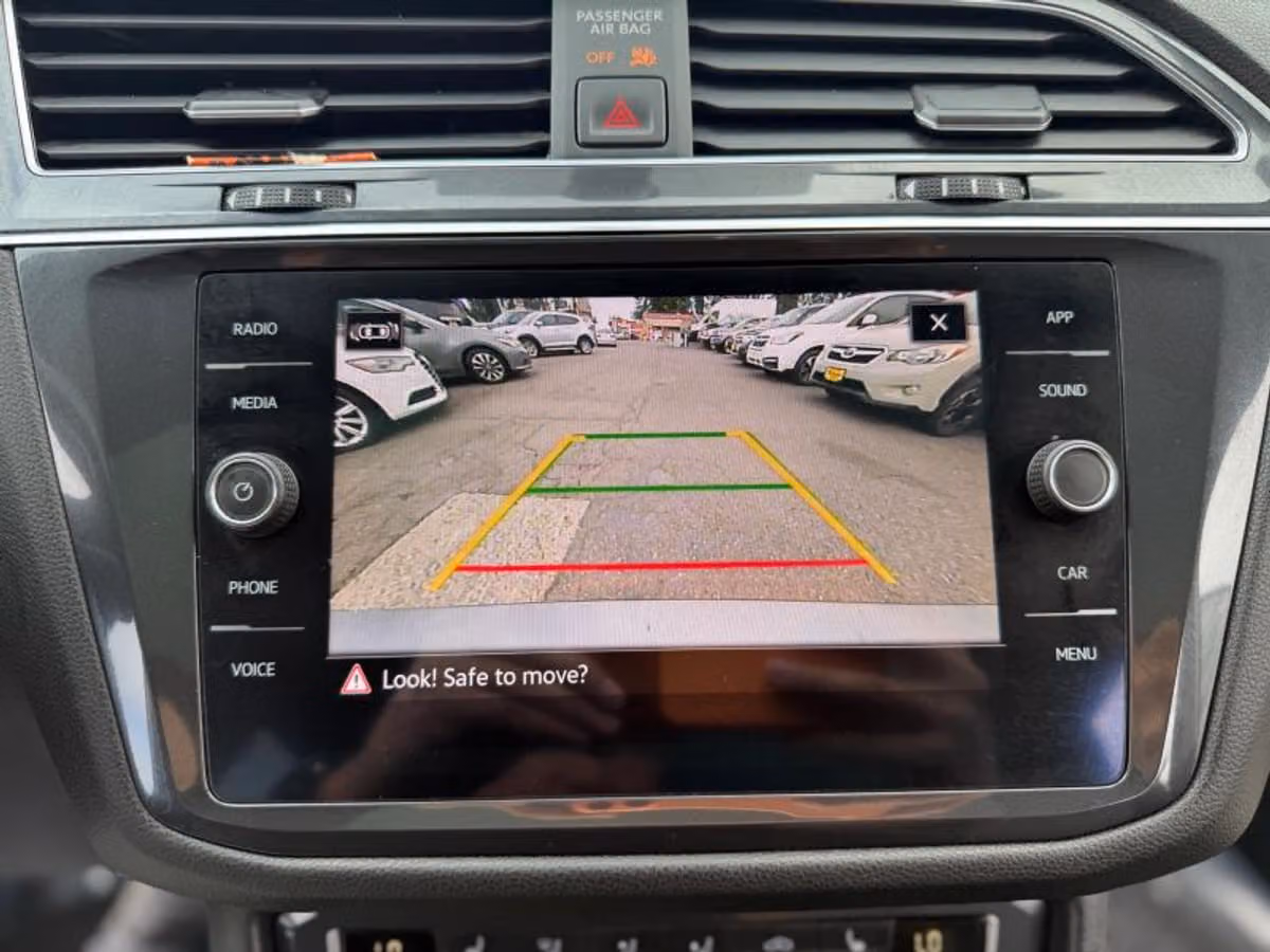 2021 Volkswagen Tiguan SE Image 40