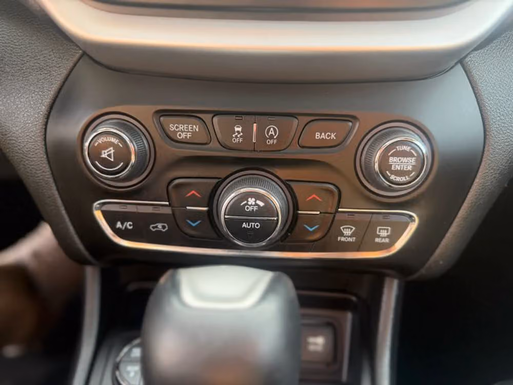 2015 Jeep Cherokee Trailhawk Image 36