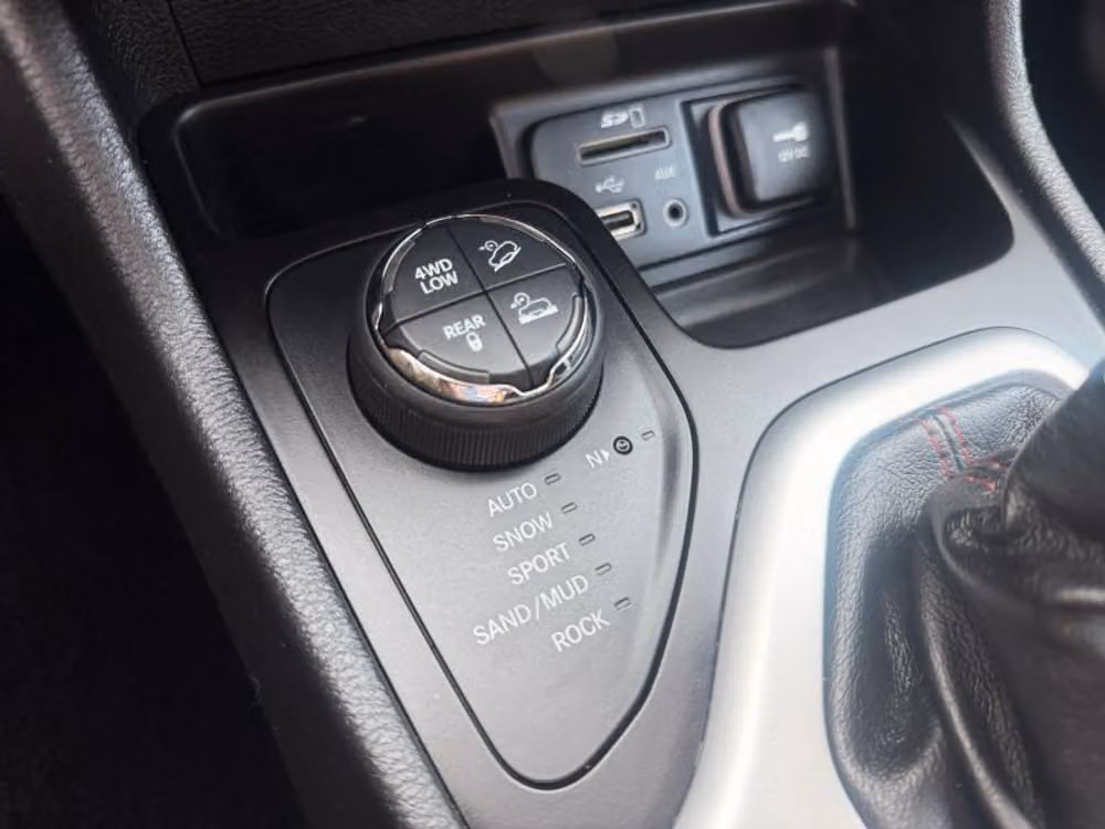 2015 Jeep Cherokee Trailhawk Image 35