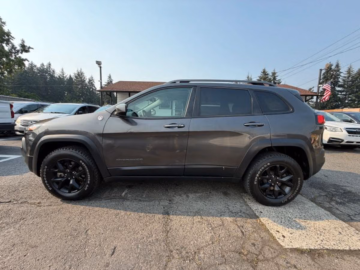 2015 Jeep Cherokee Trailhawk Image 2