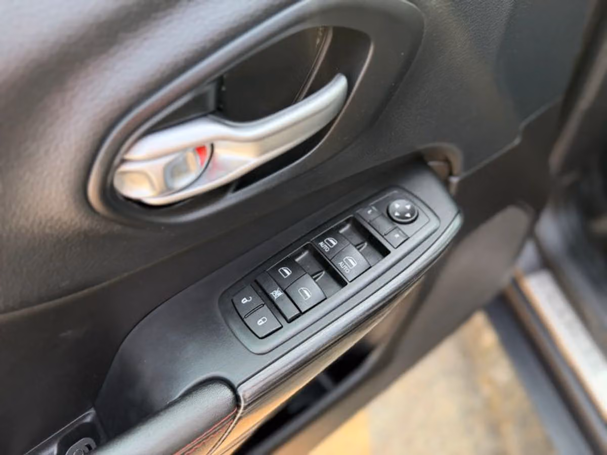 2015 Jeep Cherokee Trailhawk Image 27