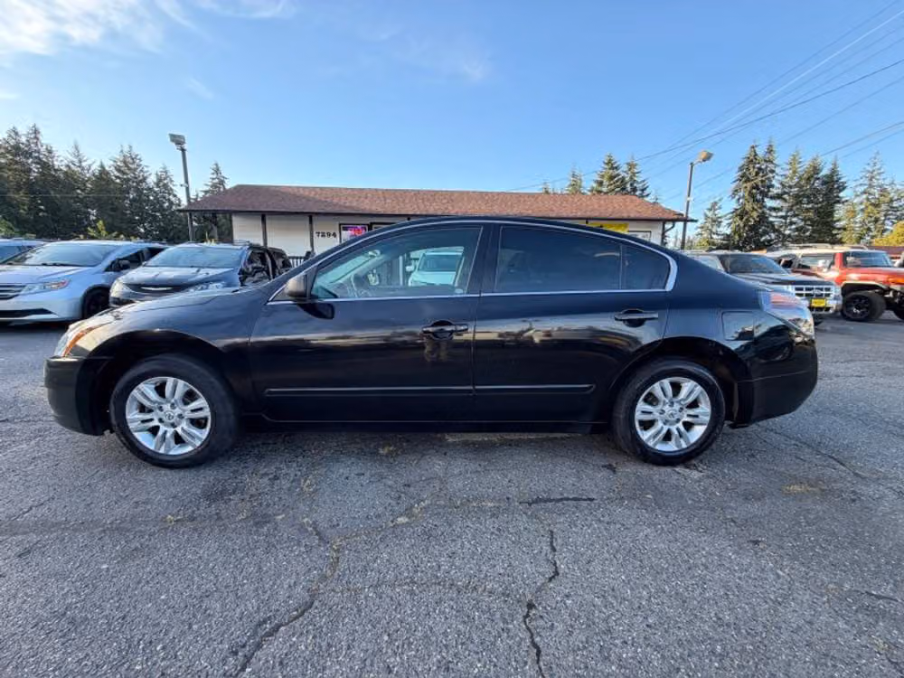 2010 Nissan Altima 2.5 S Sedan 4D Image 2