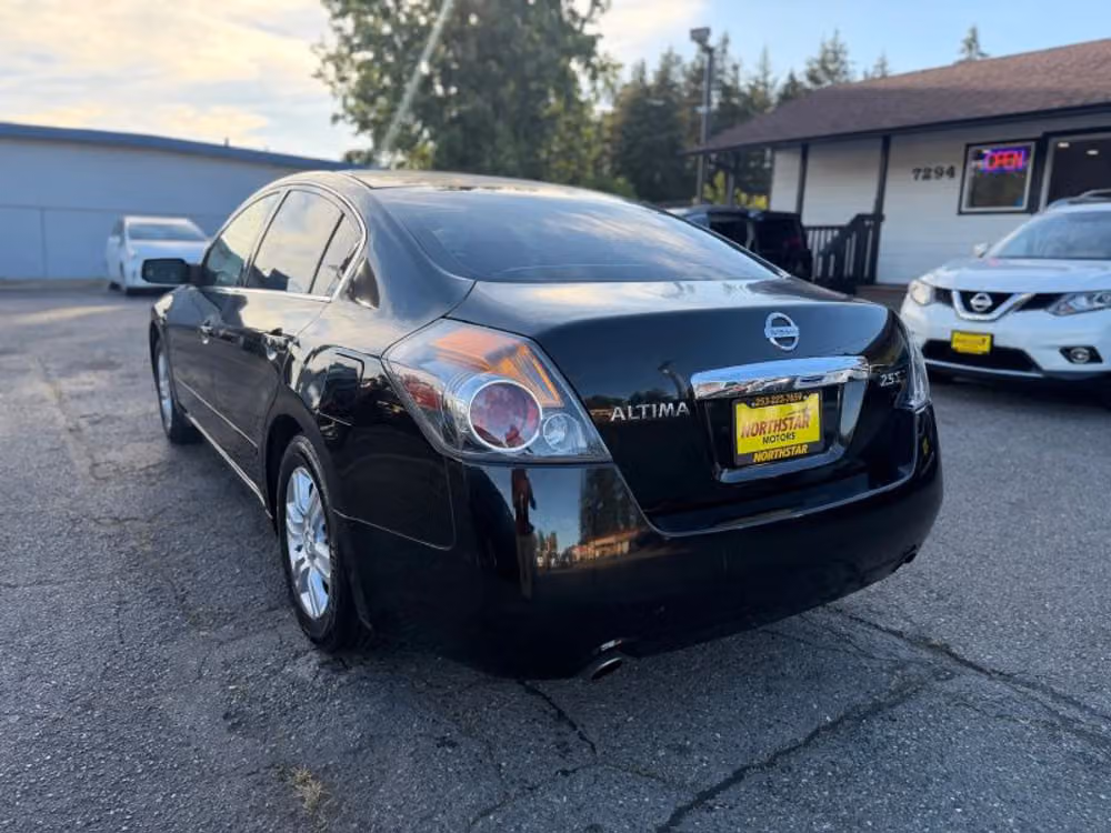 2010 Nissan Altima 2.5 S Sedan 4D Image 3