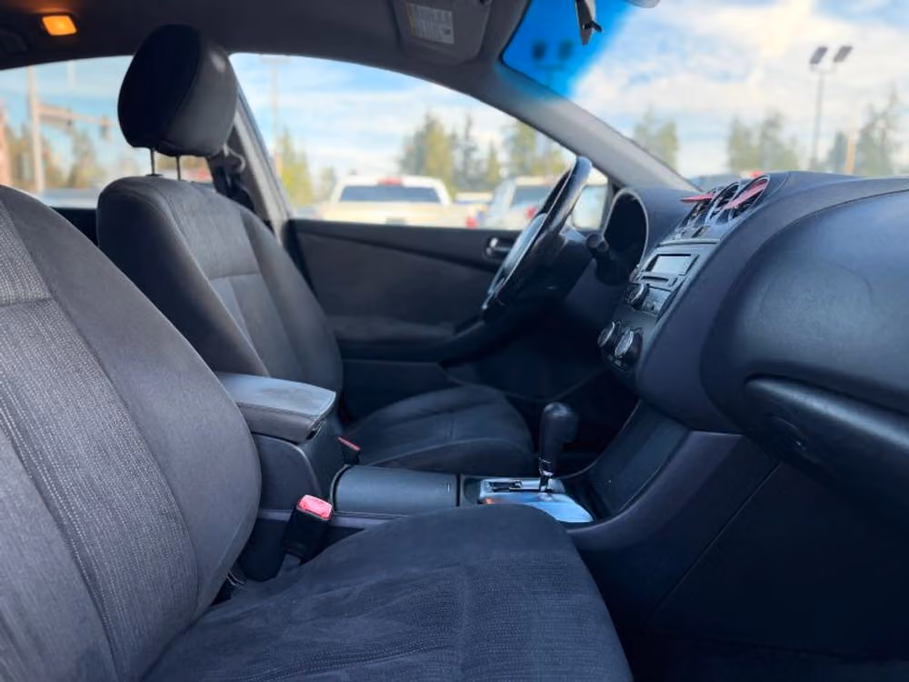 2010 Nissan Altima 2.5 S Sedan 4D Image 11