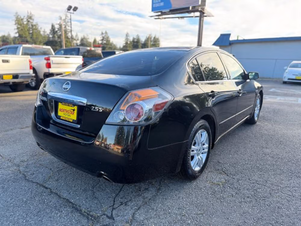 2010 Nissan Altima 2.5 S Sedan 4D Image 5