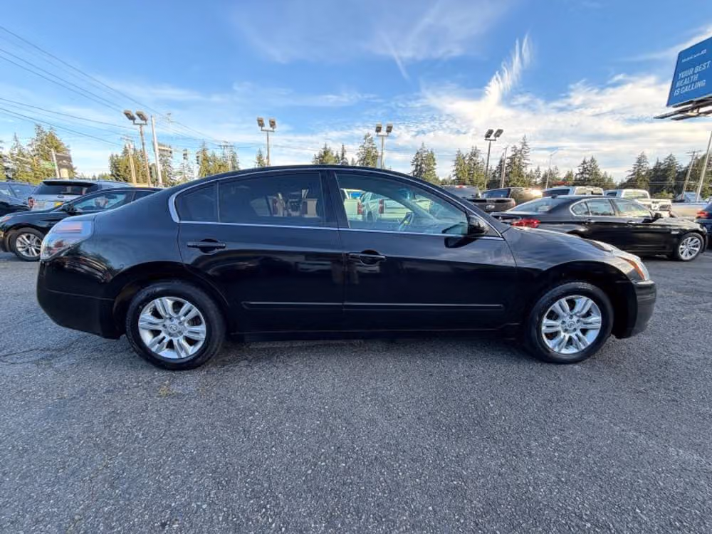 2010 Nissan Altima 2.5 S Sedan 4D Image 6