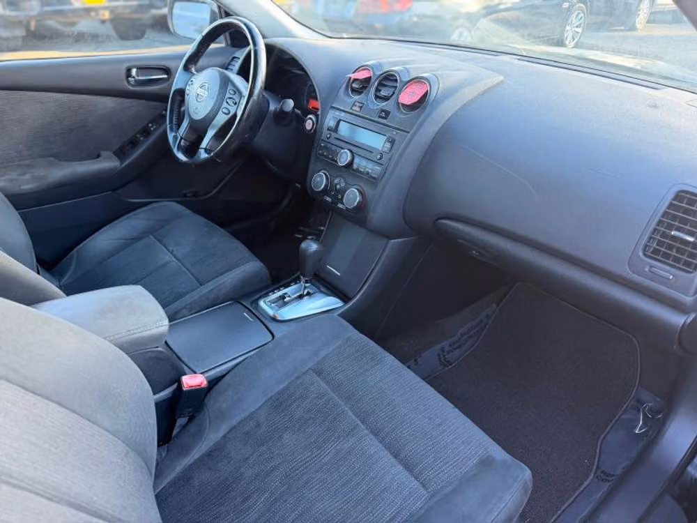 2010 Nissan Altima 2.5 S Sedan 4D Image 10