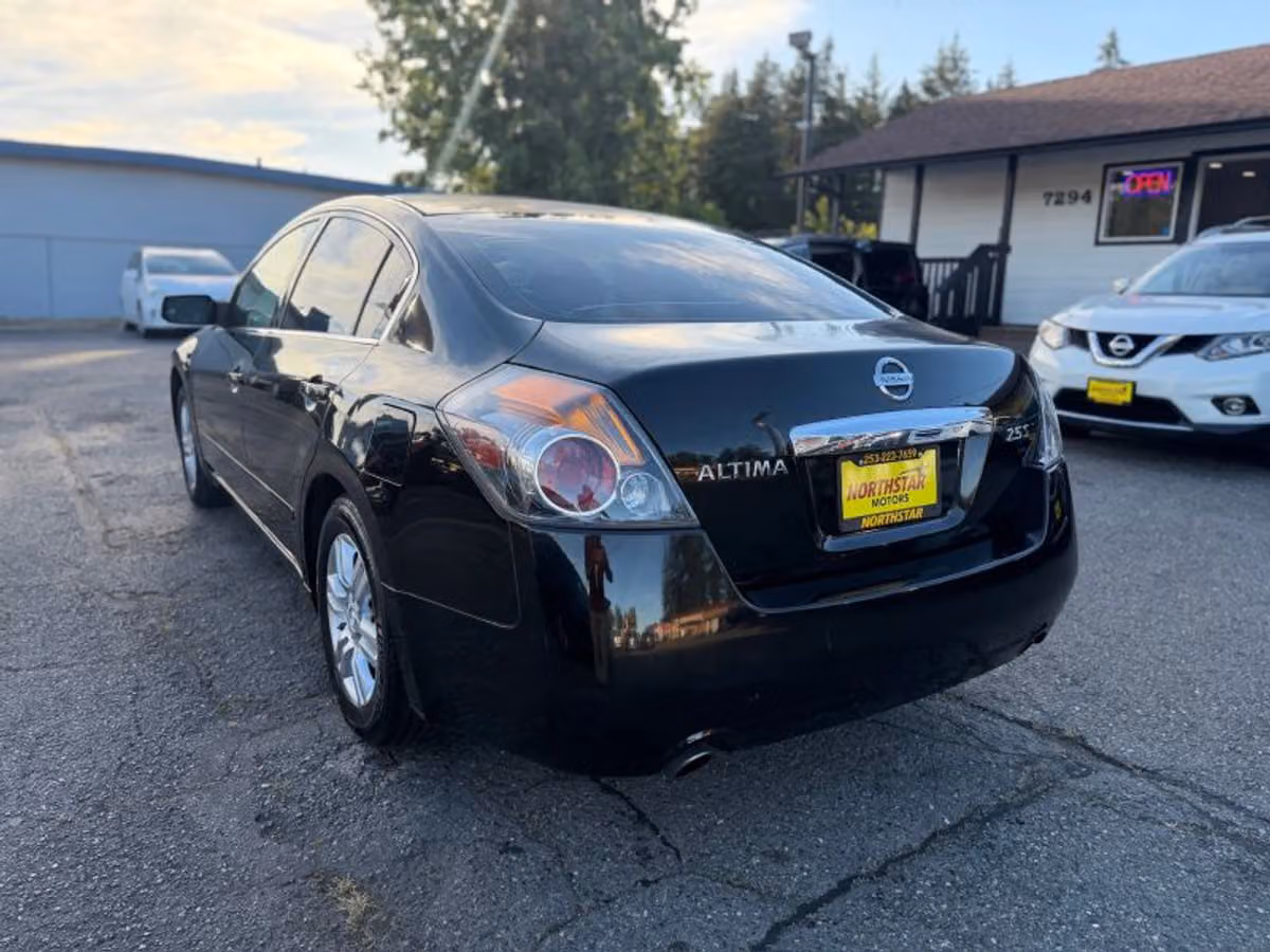 2010 Nissan Altima 2.5 S Sedan 4D Image 3