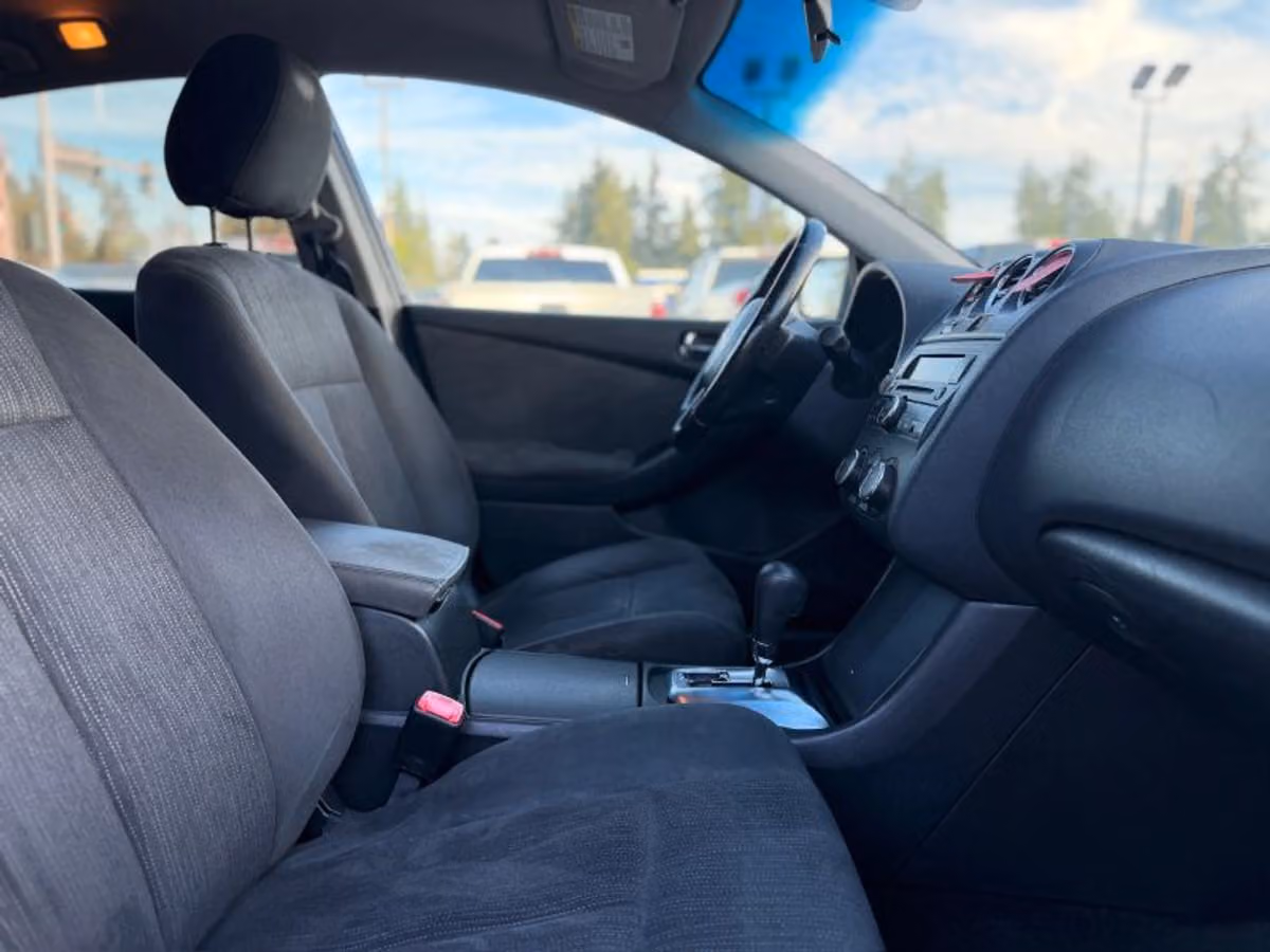 2010 Nissan Altima 2.5 S Sedan 4D Image 11