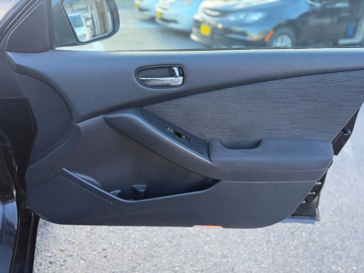 2010 Nissan Altima 2.5 S Sedan 4D Image 13