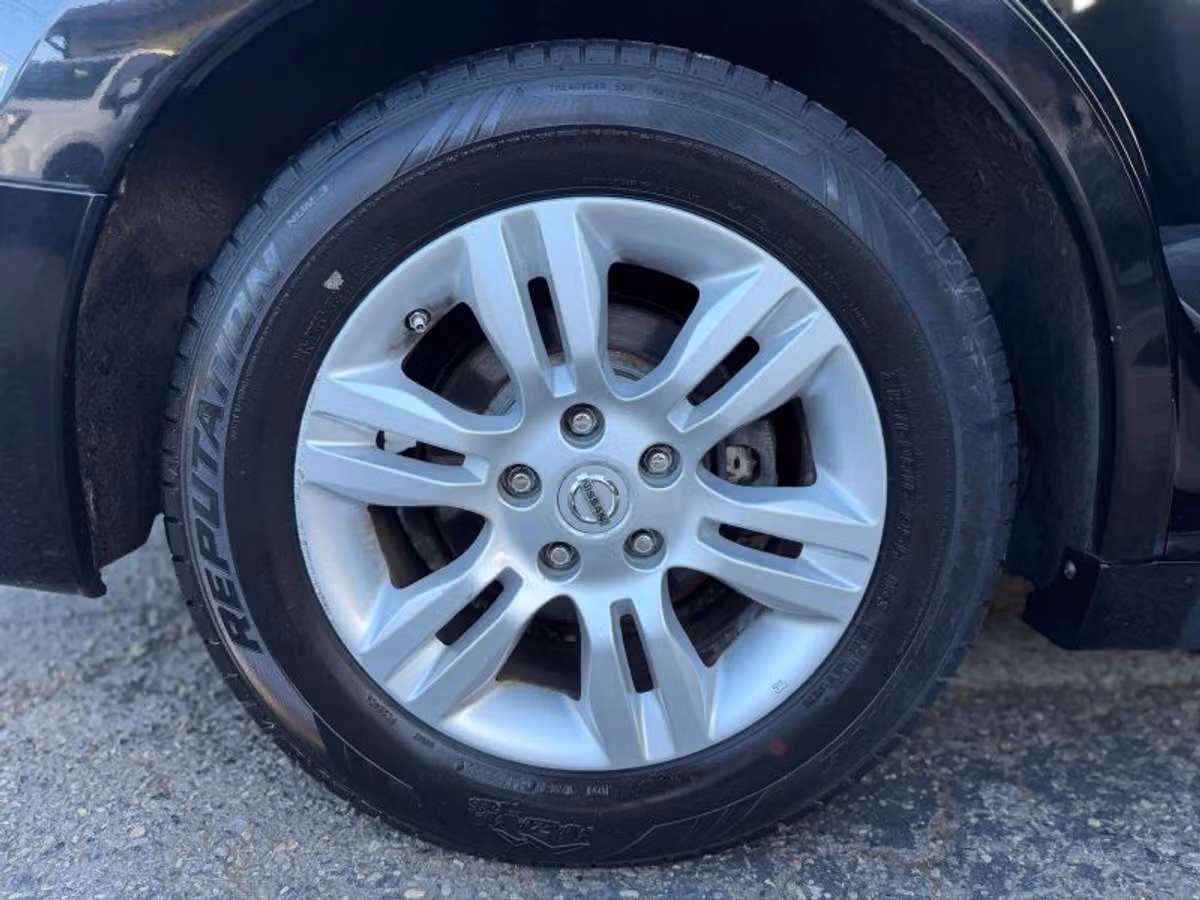 2010 Nissan Altima 2.5 S Sedan 4D Image 16