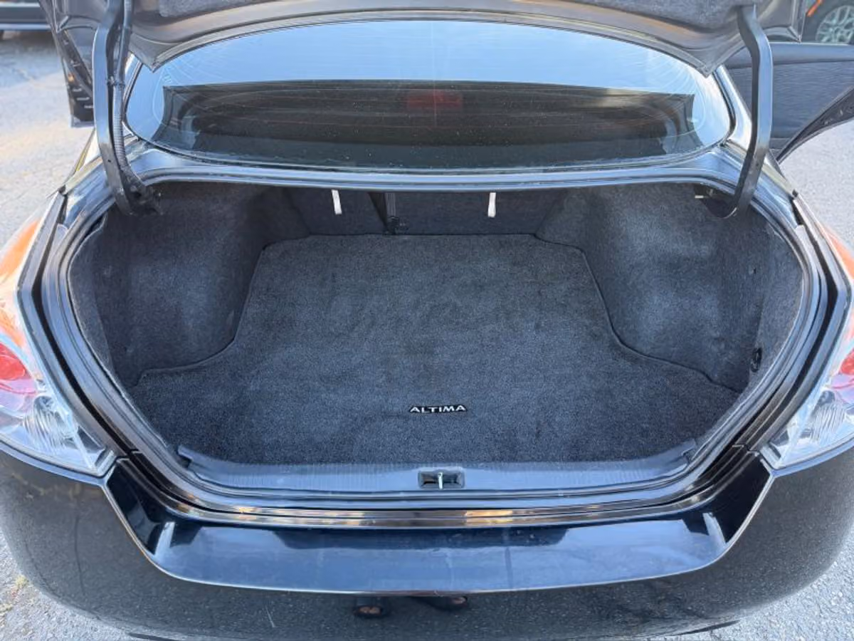 2010 Nissan Altima 2.5 S Sedan 4D Image 17