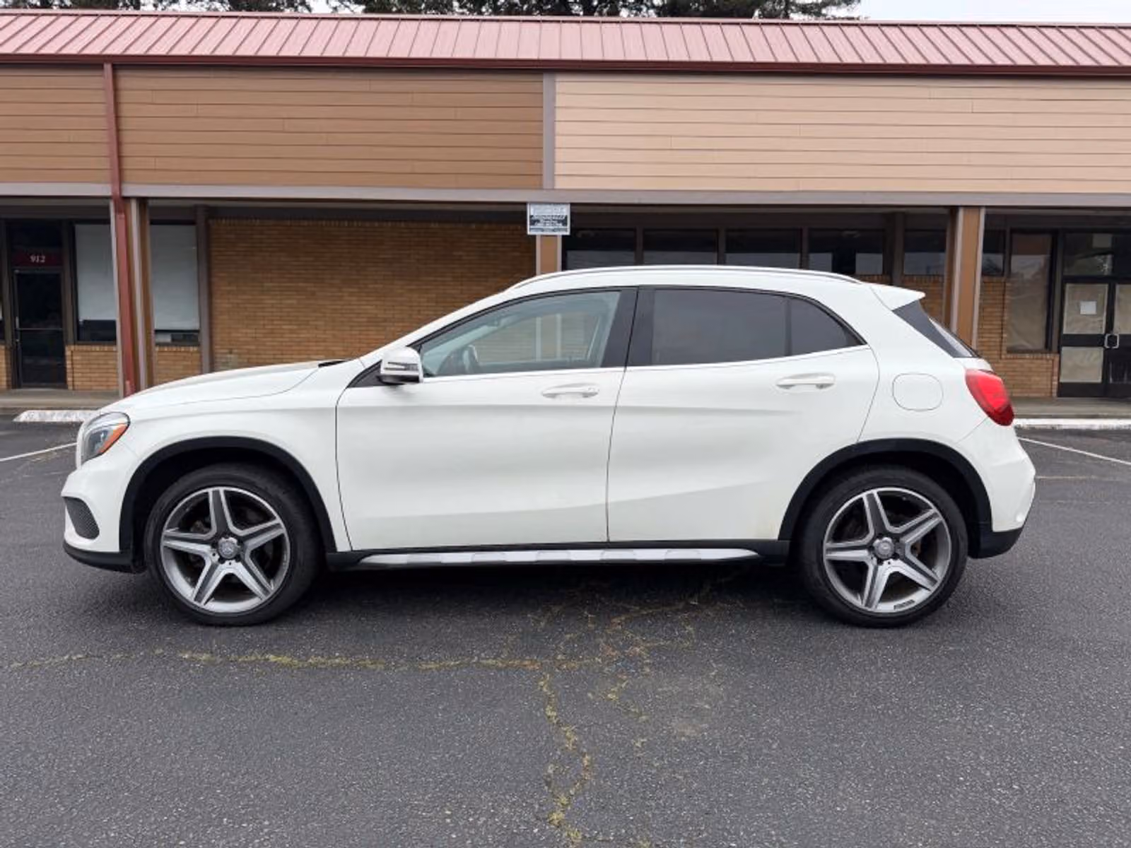 2015 Mercedes-Benz GLA GLA 250 4MATIC Upper Image 2