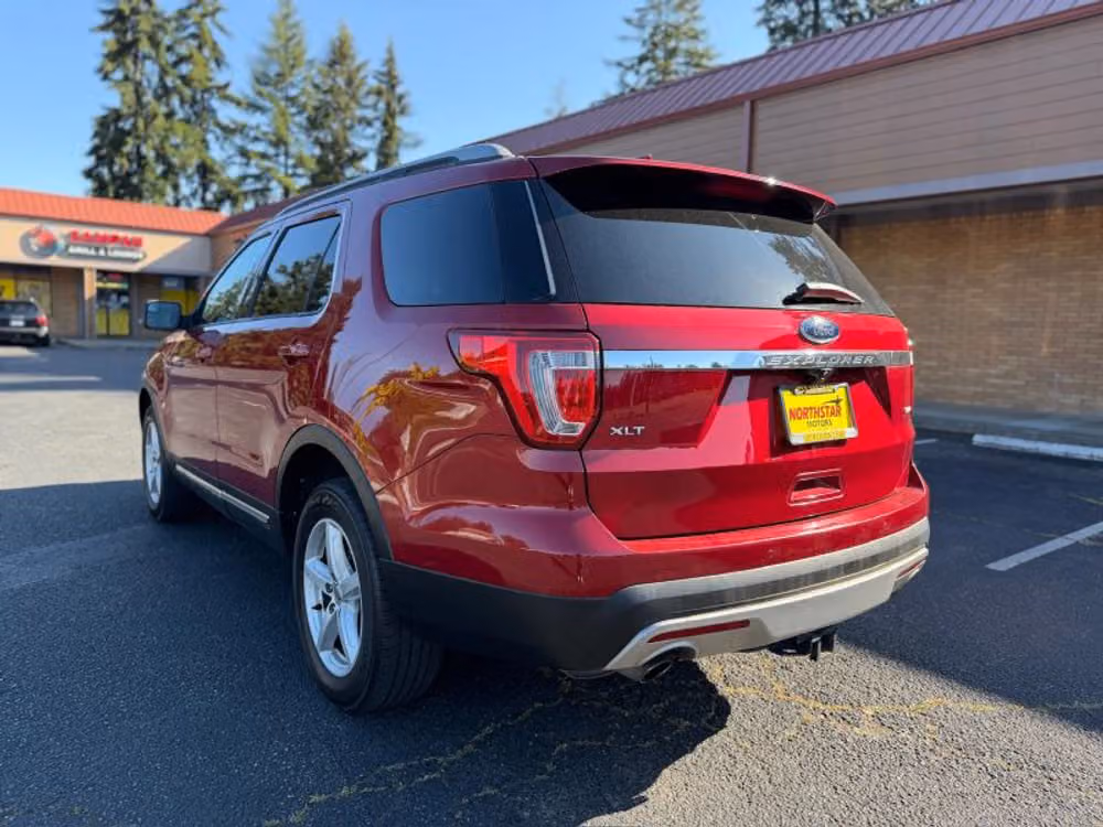 2017 Ford Explorer XLT Lower Image 2