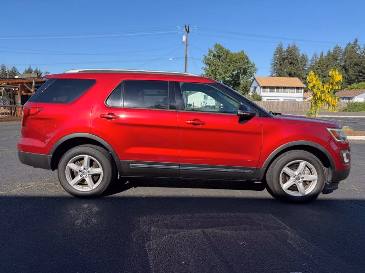 2017 Ford Explorer XLT Image 8