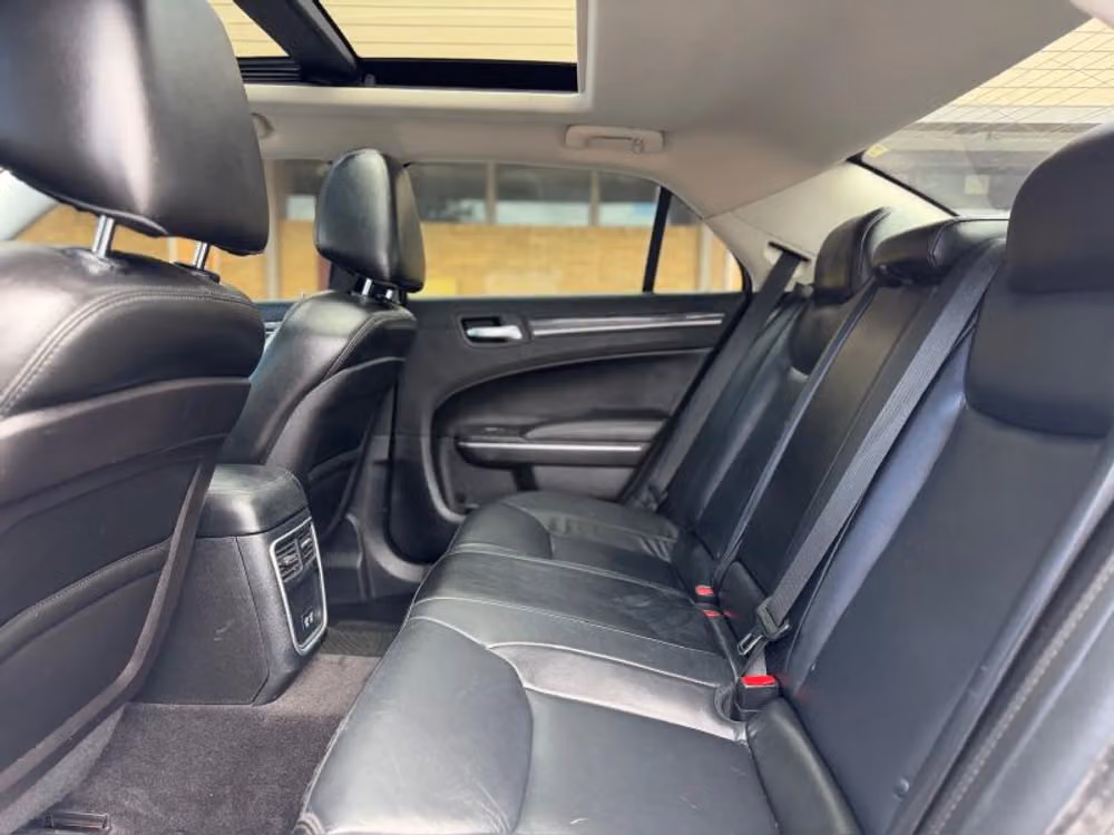 2017 Chrysler 300 Limited Image 21