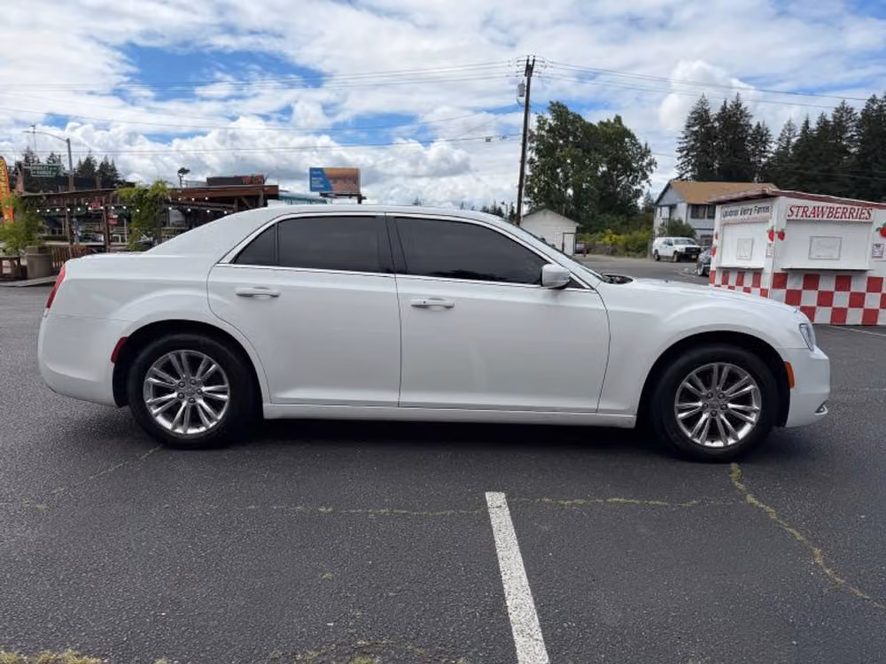 2017 Chrysler 300 Limited Image 7