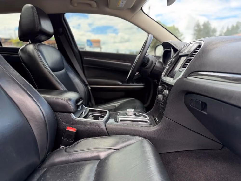 2017 Chrysler 300 Limited Image 14