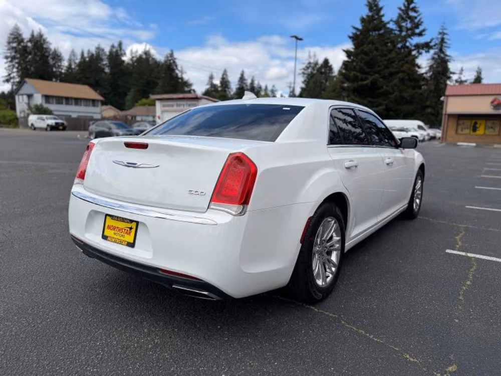 2017 Chrysler 300 Limited Image 8