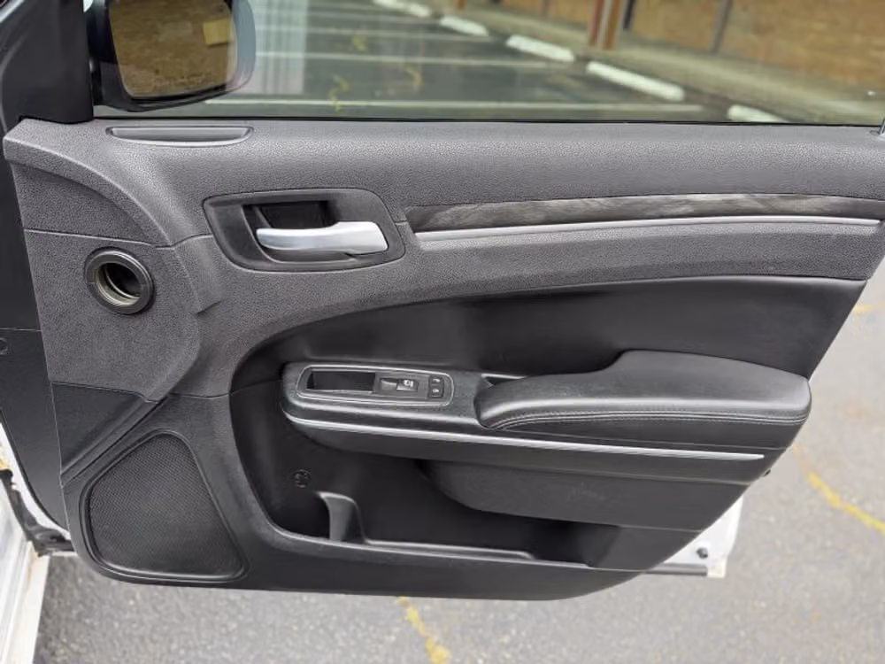 2017 Chrysler 300 Limited Image 13