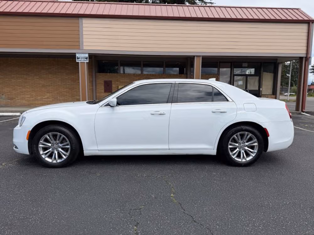 2017 Chrysler 300 Limited Image 3