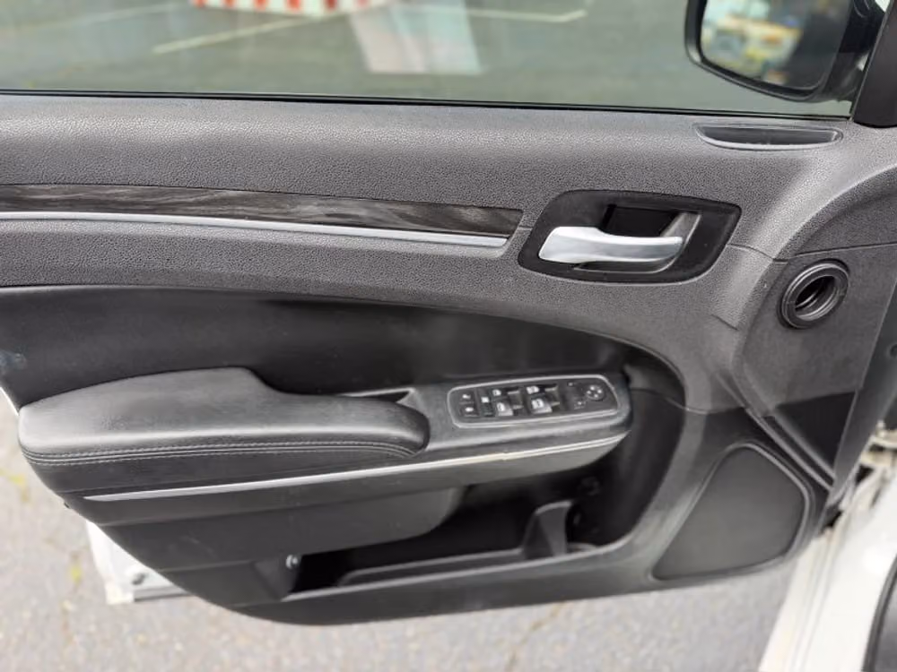 2017 Chrysler 300 Limited Image 26