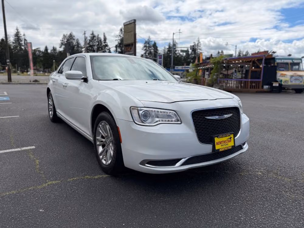 2017 Chrysler 300 Limited Image 6