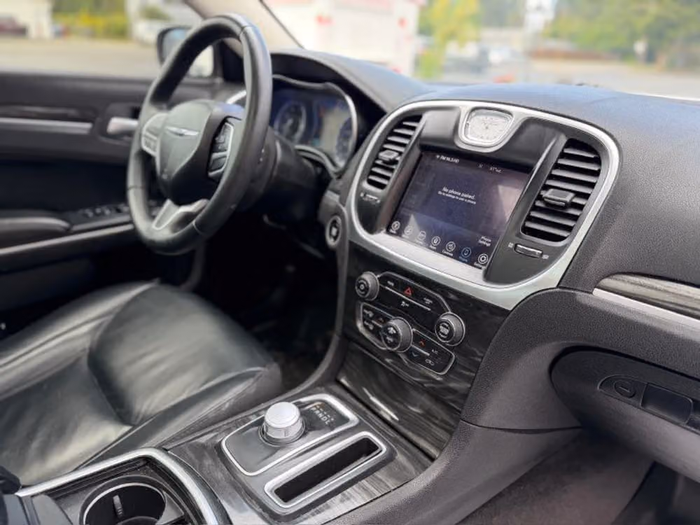 2017 Chrysler 300 Limited Image 10