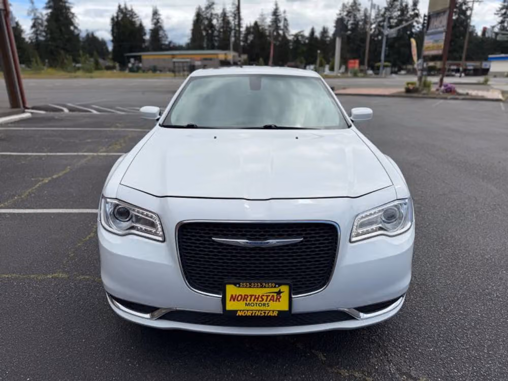 2017 Chrysler 300 Limited Image 11