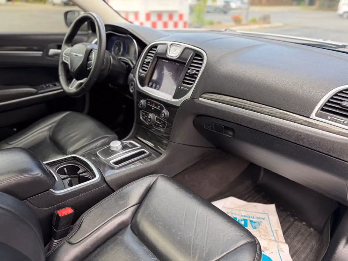 2017 Chrysler 300 Limited Image 9