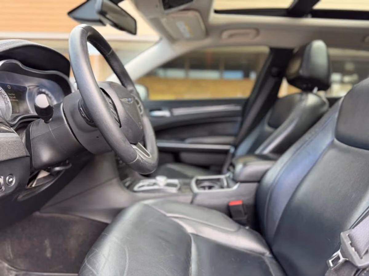 2017 Chrysler 300 Limited Image 28