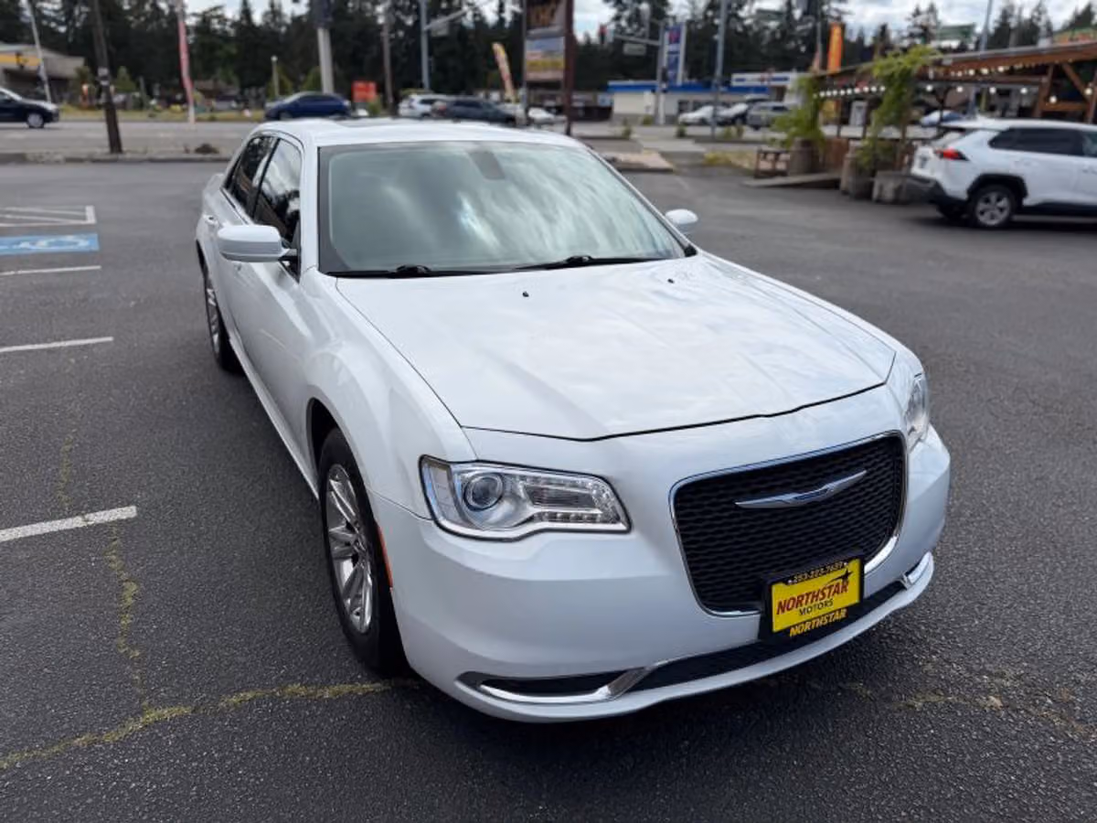 2017 Chrysler 300 Limited Image 39